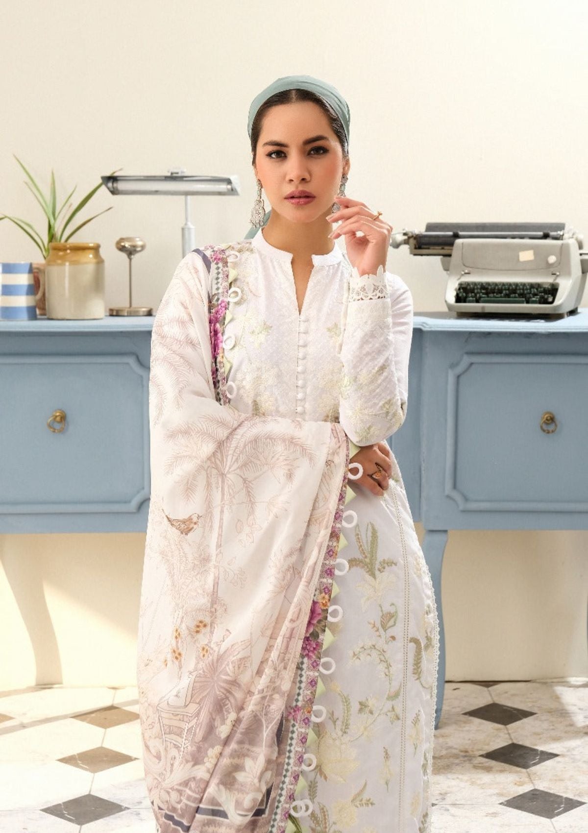 Lawn Collection - Eshaal Mishkaat - Zaib un Nisa - D#1B - Swan White