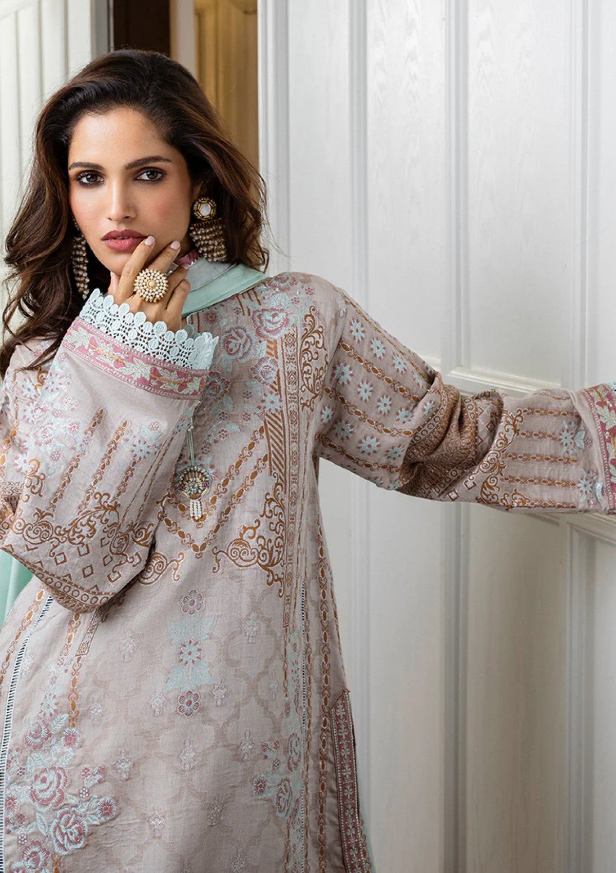 Improvizatsiya vositalaridan foydalangan holda qizni onanizm