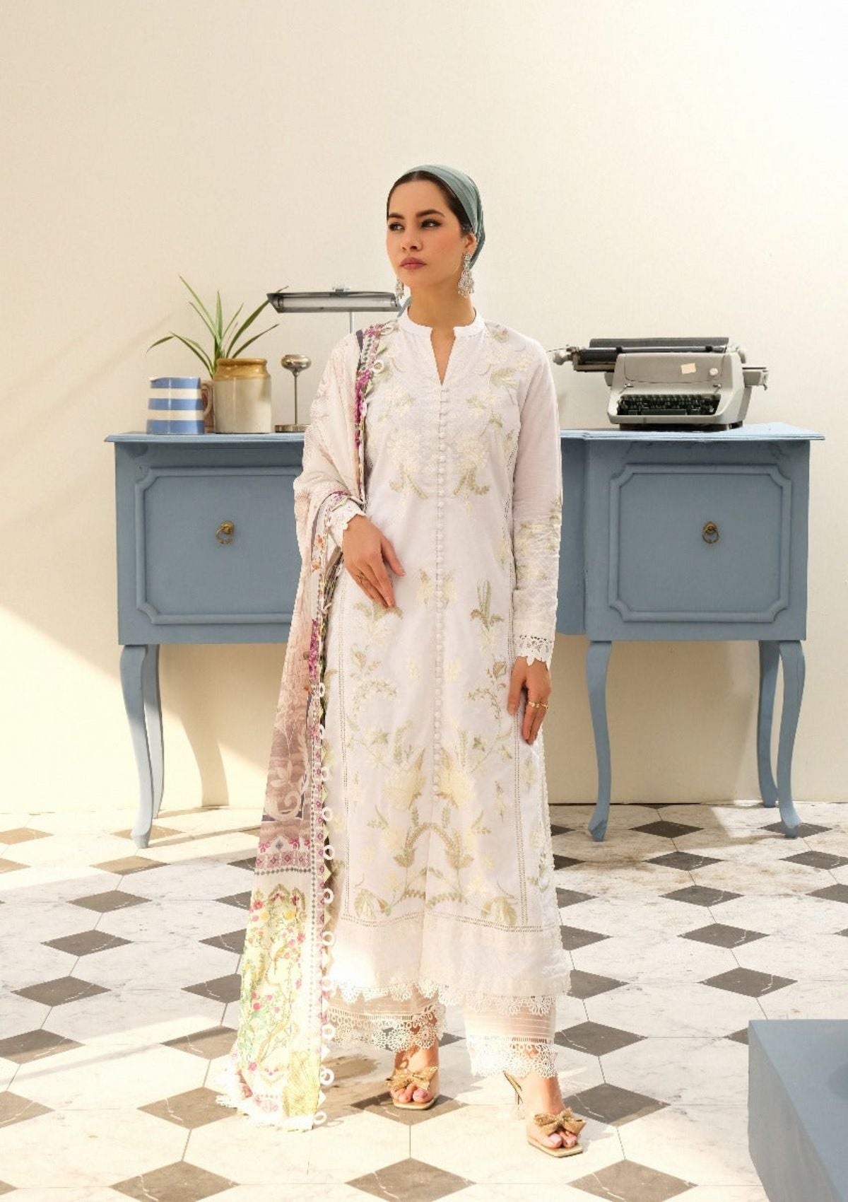 Lawn Collection - Eshaal Mishkaat - Zaib un Nisa - D#1B - Swan White