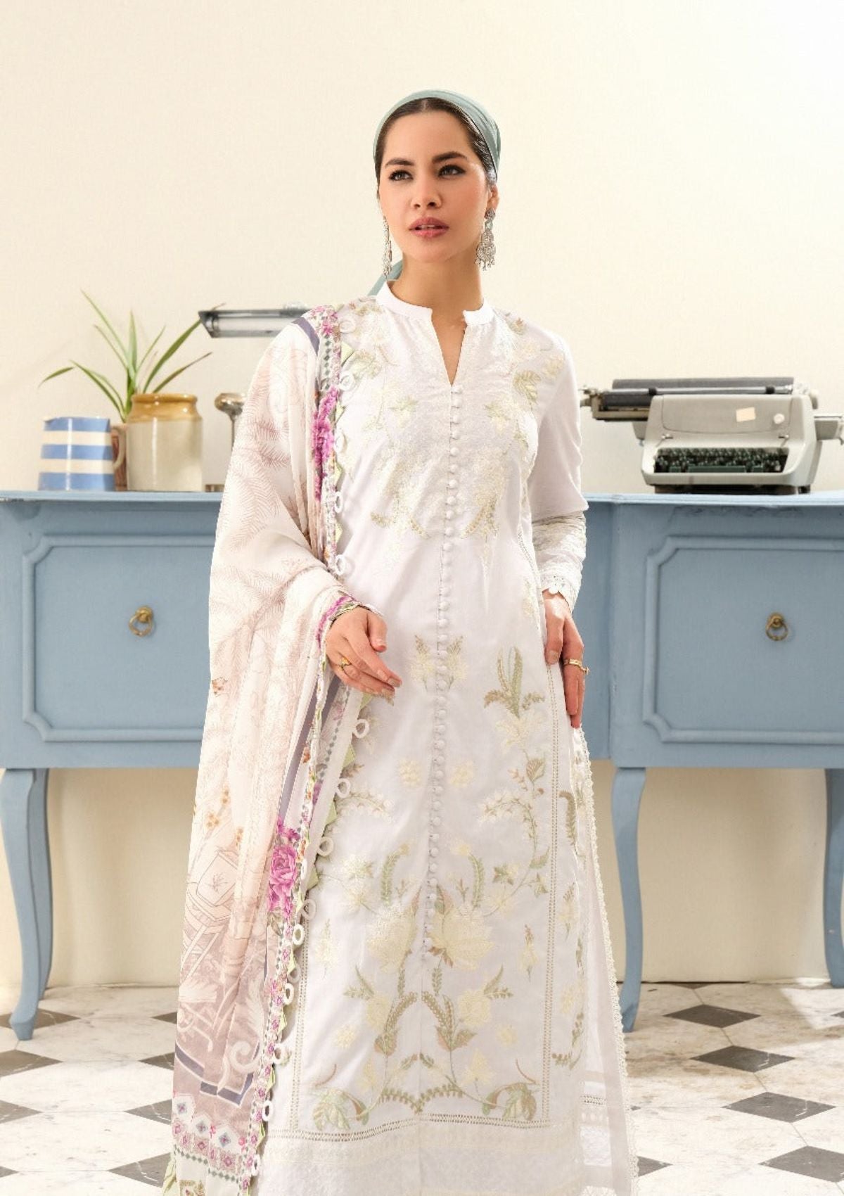 Lawn Collection - Eshaal Mishkaat - Zaib un Nisa - D#1B - Swan White